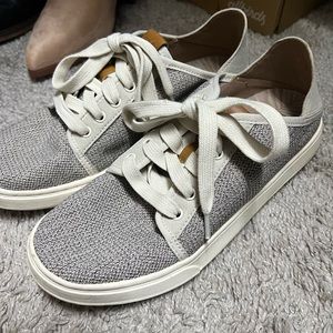 Gently worn women’s olukais!